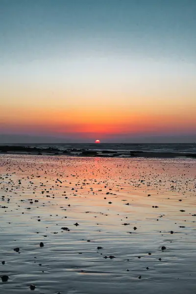 Una Vertical Puesta Del Sol Reflejándose Superficie Del Mar — Foto de Stock