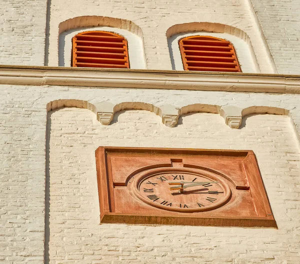 Disparo Vertical Del Reloj Evangélico Torre Iglesia Geilenkirchen Alemania — Foto de Stock