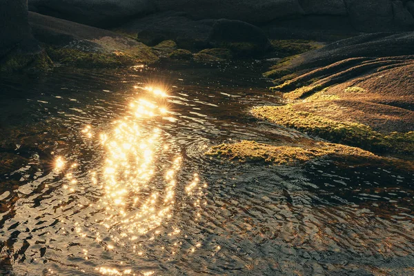 Una Toma Alto Ángulo Del Sol Brillando Agua Del Arroyo —  Fotos de Stock