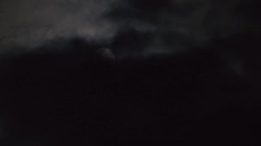 Dolunayla birlikte gece gökyüzünde hareket eden bulutlar.