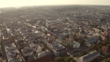 Şehir manzarası. Binaları ve caddeleri olan Lviv.