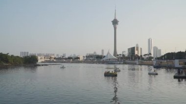 Çin 'in Macau kentindeki kuğu teknelerinde turistlerin zaman aşımı.