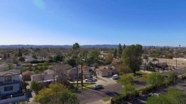 Güneşli bir günde Grace Cemaati Kilisesi 'nin ve diğer binaların hava manzarası.