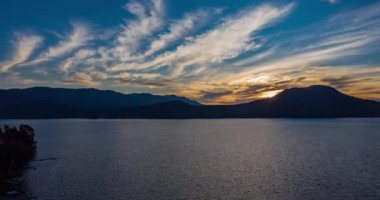 Gün batımında Meksika 'da Valle de Bravo' nun uzun bir görüntüsü