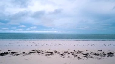 Afrika 'nın Zanzibar adasındaki beyaz kumlu plajın sinematik hava aracı görüntüsü.