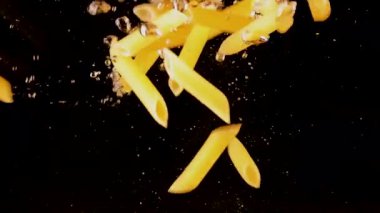 4K 'lık bir reklamda macunu kaynayan suya koyu bir arka plana atma reklamı.