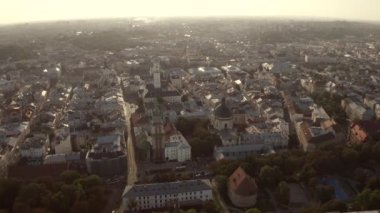 Şehir manzarası. Binaları ve caddeleri olan Lviv.