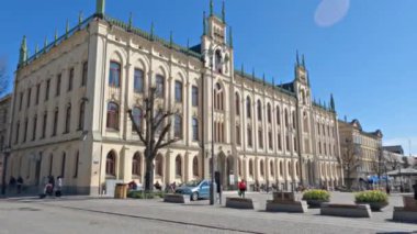 Güneşli bir günde, İsveç 'te bir meydanda Orebro Belediye Binası' nın görüntüleri.