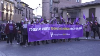 Toledo, İspanya. 8 Mart 2022: Toledo 'nun şehir merkezinde kadınlar gününde feminist yürüyüş. 8M