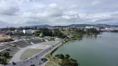 Vietnam 'ın orta kesimindeki Da Nang gölünde asfalt yol boyunca uzanan hareketli bir hava görüntüsü.