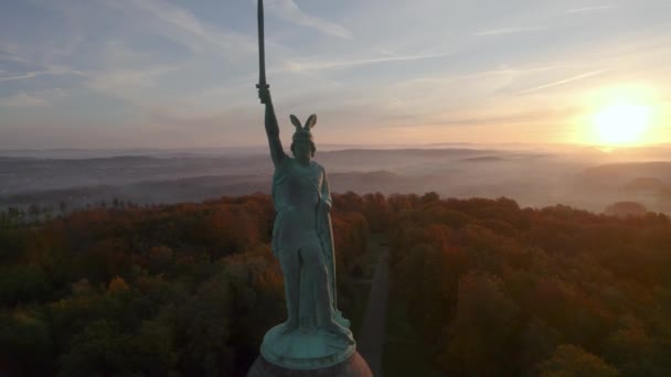 Αεροφωτογραφία Drone Των Hermanns Denkmal Ένα Ιστορικό Μνημείο Στο Δάσος — Αρχείο Βίντεο