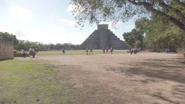 Туристи Навколо Історичної Пам Ятки Ель Кастільо Юкатані Мексика — стокове відео