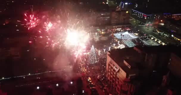 Fogo Artifício Bonito Colorido Sobre Edifícios Noite Durante Natal — Vídeo de Stock