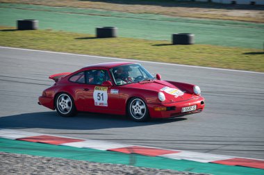 Montmelo yolunda bir Opel Ascona i2000 yarış arabası