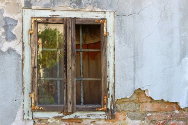 Kırık tuğlalı eski bir ahşap pencere.