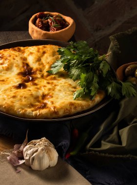 Siyah bir tabakta güzel bir Khachapuri fotoğrafı.
