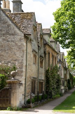 Burford, Oxfordshire, İngiltere 'deki Cotswold köylerinin dikey çekimi.