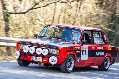 İspanyol kırmızı arabası asfalt rallisinde. Koltuk 124 FL 80 1800