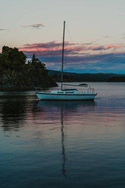 Göldeki bir yatın dikey akşam görüntüsü