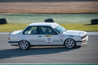 Montmelo yolunda bir BMW E30 325i yarış arabası