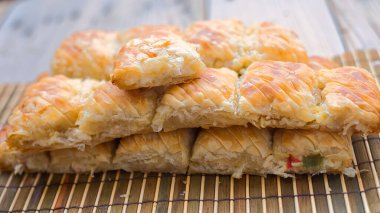 İnanılmaz lezzetli bir turta, dıştan çıtır çıtır, iyi pişmiş puf böreği sayesinde ama aynı zamanda içi rüya gibi kremalı.