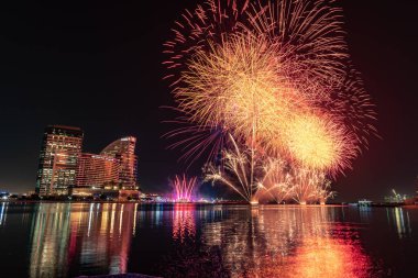 Dubai, Birleşik Arap Emirlikleri 'nde suyun üzerinde düşük açılı havai fişek patlaması.