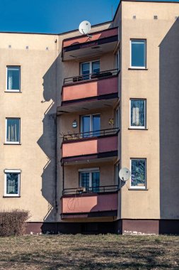 Gündüz vakti 3 katlı bir binanın dikey görüntüsü