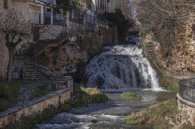 Antik merdivenlerin iki tarafıyla çevrili güzel bir şelale manzarası..