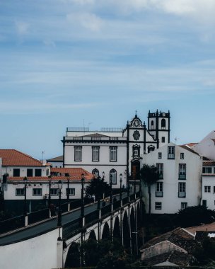 Nordeste köyü, Sao Miguel, Azores, Portekiz 'deki eski bir taş köprü ve beyaz kasaba binalarının dikey görüntüsü.