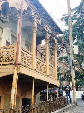 Tiflis, Georgia 'da eski bir ahşap balkon.