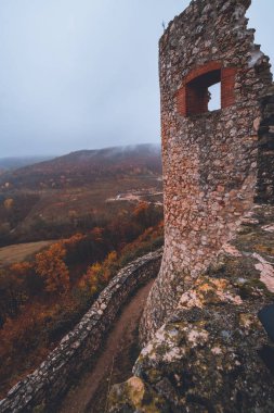 Sisli bir günde Macaristan 'daki Csesznek Kalesi' nin dikey çekimi