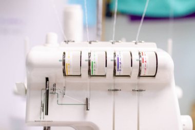 Dikiş makinesinin dört dikişli yakın çekimi, tekstil konsepti.