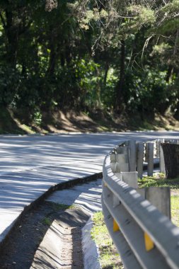Guatemala 'nın virajı, La Antigua Guatemala yolu, kırsal asfalt yolu, eğri demiryolu, güvenlik ve güvenlik önlemi.