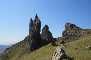 İskoçya 'da Skye adasında kayalık bir tepe