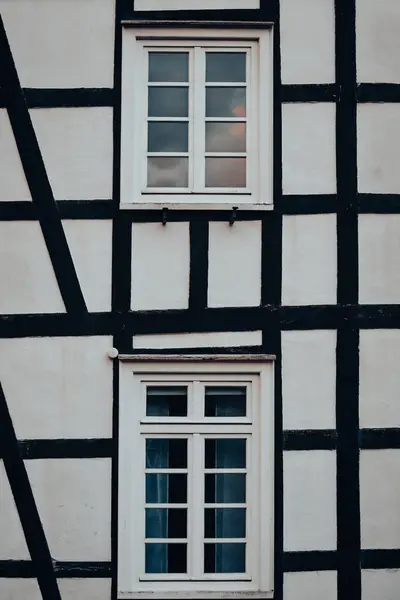 Вертикальна Крупним Планом Стара Біла Будівля Вікнами — стокове фото