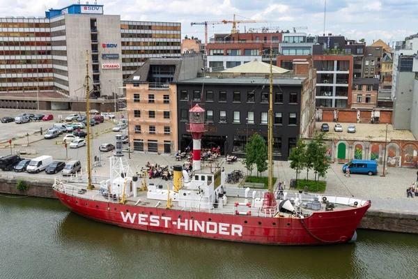 Ένα Κόκκινο Πλοίο Ελλιμενισμένο Στο Λιμάνι Της Αμβέρσας Στον Ποταμό — Φωτογραφία Αρχείου