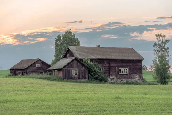 Die Braunen Holzhäuser Der Schwedischen Landschaft Unter Dem Dämmerhimmel — Stockfoto