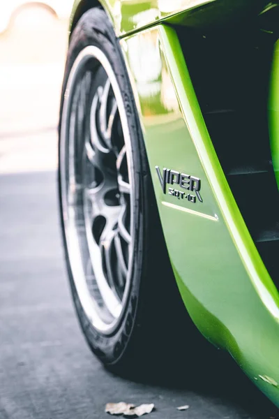 Pionowe Zbliżenie Zielonego Dodge Viper Srt Koła Samochodu — Zdjęcie stockowe
