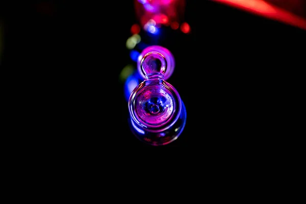 Egy Üveg Vízipipa Tál Megvilágított Lila Fények Egy Sötét Háttér — Stock Fotó