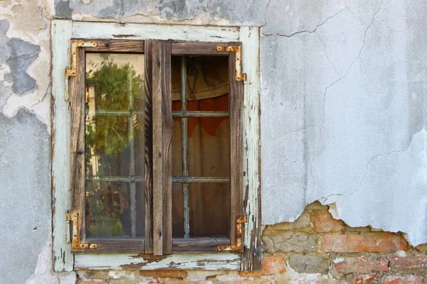 Kırık Tuğlalı Eski Bir Ahşap Pencere — Stok fotoğraf