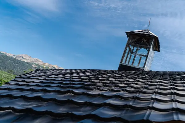 Die Ziegeldachkapelle Vor Bergkulisse — Stockfoto