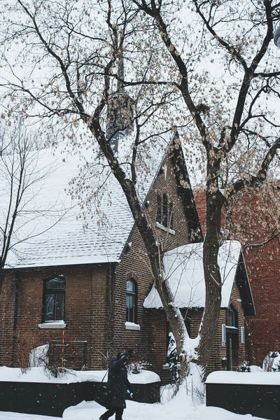 Colpo Verticale Una Vecchia Chiesa Anglicana Coperta Neve Limoilou Quebec — Foto Stock