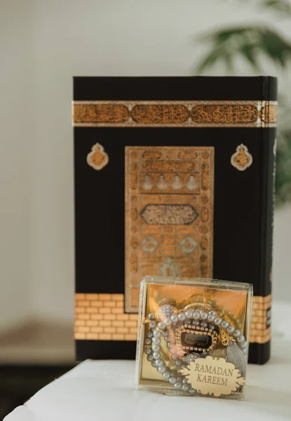 Vertikální Záběr Černého Sametu Korán Zdobené Kaaba Vzor Růženec Korálků — Stock fotografie
