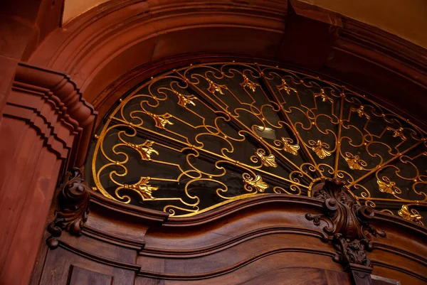 Ein Architekturfenster Über Der Holztür Mannheimer Barockschloss — Stockfoto