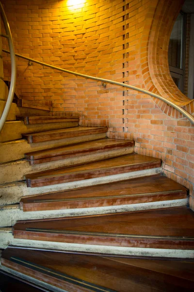 美しい螺旋階段の垂直ショット — ストック写真