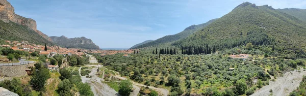 Panoramatický Výhled Stromy Hory Budovy Dálce Leonidio Peloponés Řecko — Stock fotografie