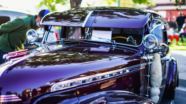 在加州圣保拉市的一场车展上 一辆深色闪亮的老式经典汽车 — 图库照片