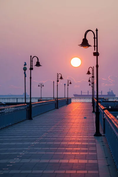 Tiro Vertical Lanternas Cais Durante Pôr Sol Vibrante Céu — Fotografia de Stock