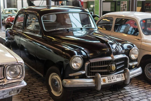 博物馆里陈列着经典的西班牙黑色轿车 400座位 — 图库照片