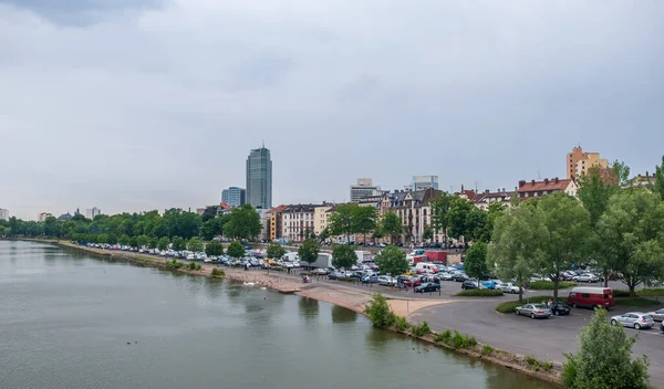 Río Principal Offenbach Con Edificios Gran Altura Cielo Nublado Fondo —  Fotos de Stock